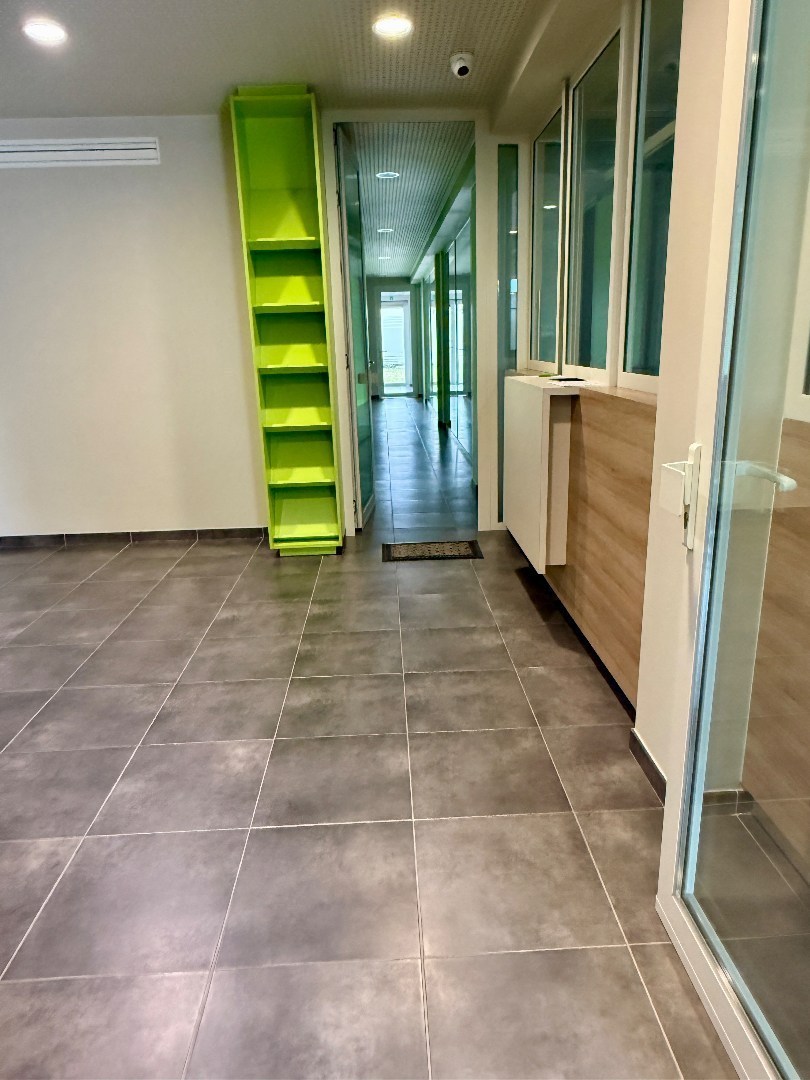 Modern handelpand/kantoor in centrum Oostakker (Gent) 