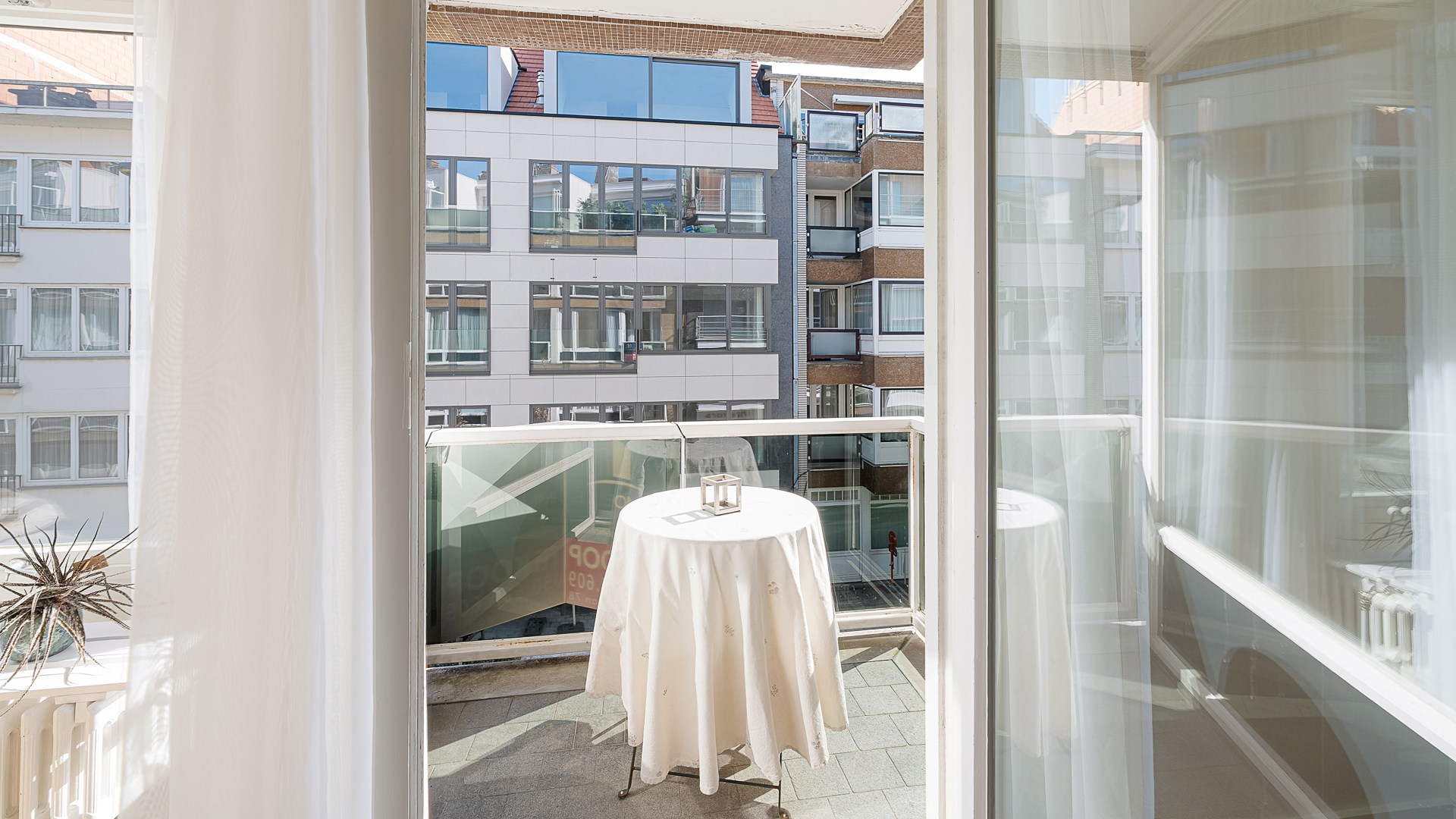 Stijlvol en volledig gerenoveerd appartement op wandelafstand van zee. 