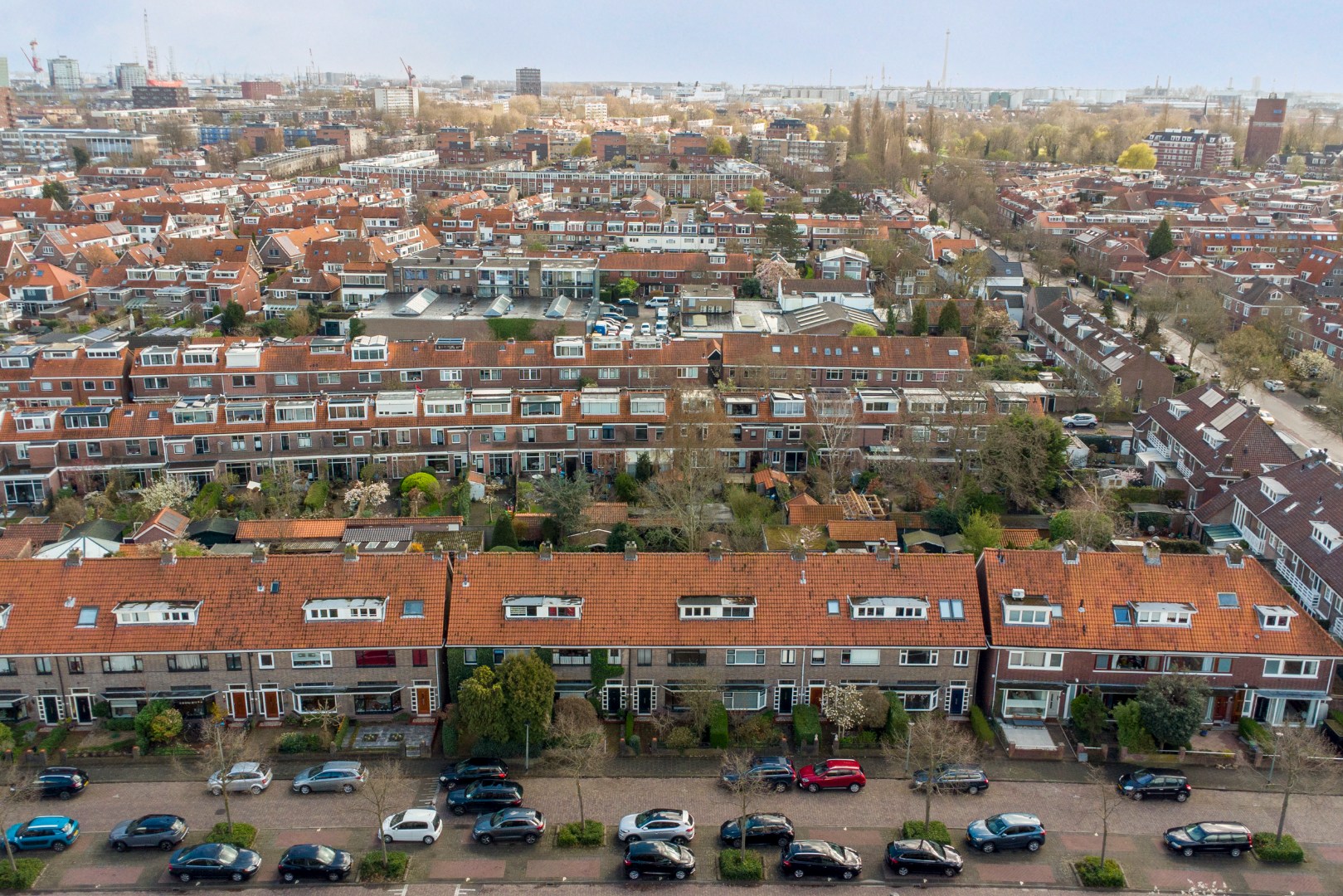 Unieke kans?! Zelf transformeren vanuit de vorige eeuw naar uw eigen hedendaagse smaak, dat kan met deze 5-kamer tussenwoning met 20m diepe tuin! 