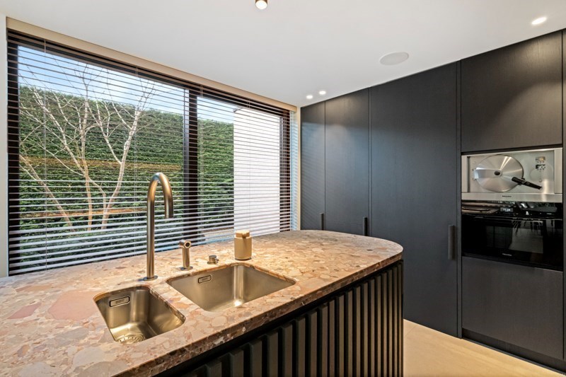 Magnifique villa jumelée récemment rénovée, située au calme entre le centre de Knokke et Le Zoute, avec une parfaite orientation Sud-Ouest. 