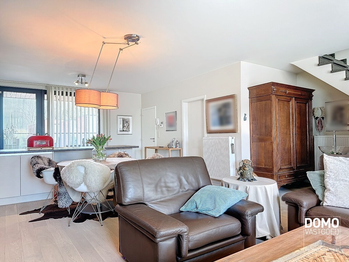 Luxe duplex appartement met inpandig terras, lift en garagebox, gelegen in het centrum van Alken - energielabel A. 