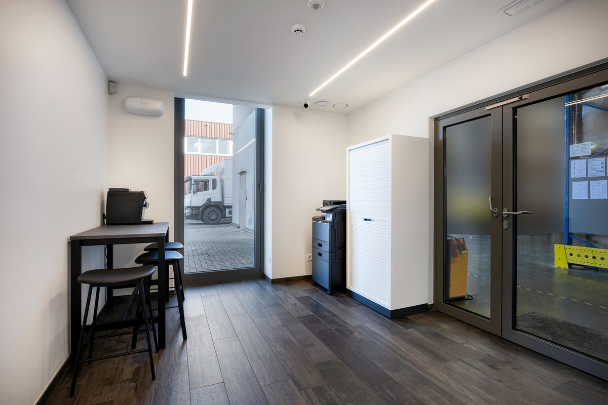 Grondig gerenoveerd KMO gebouw met magazijn en kantoorruimtes in Heverlee op een perceel van 11a19ca! – EPC -22,65 kWh/m² 