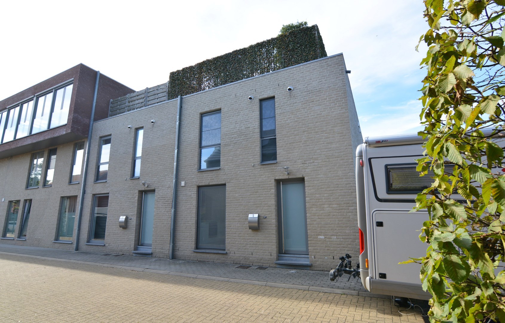 Moderne appartementswoning met 3 slpk, dubbele garage en terras. 