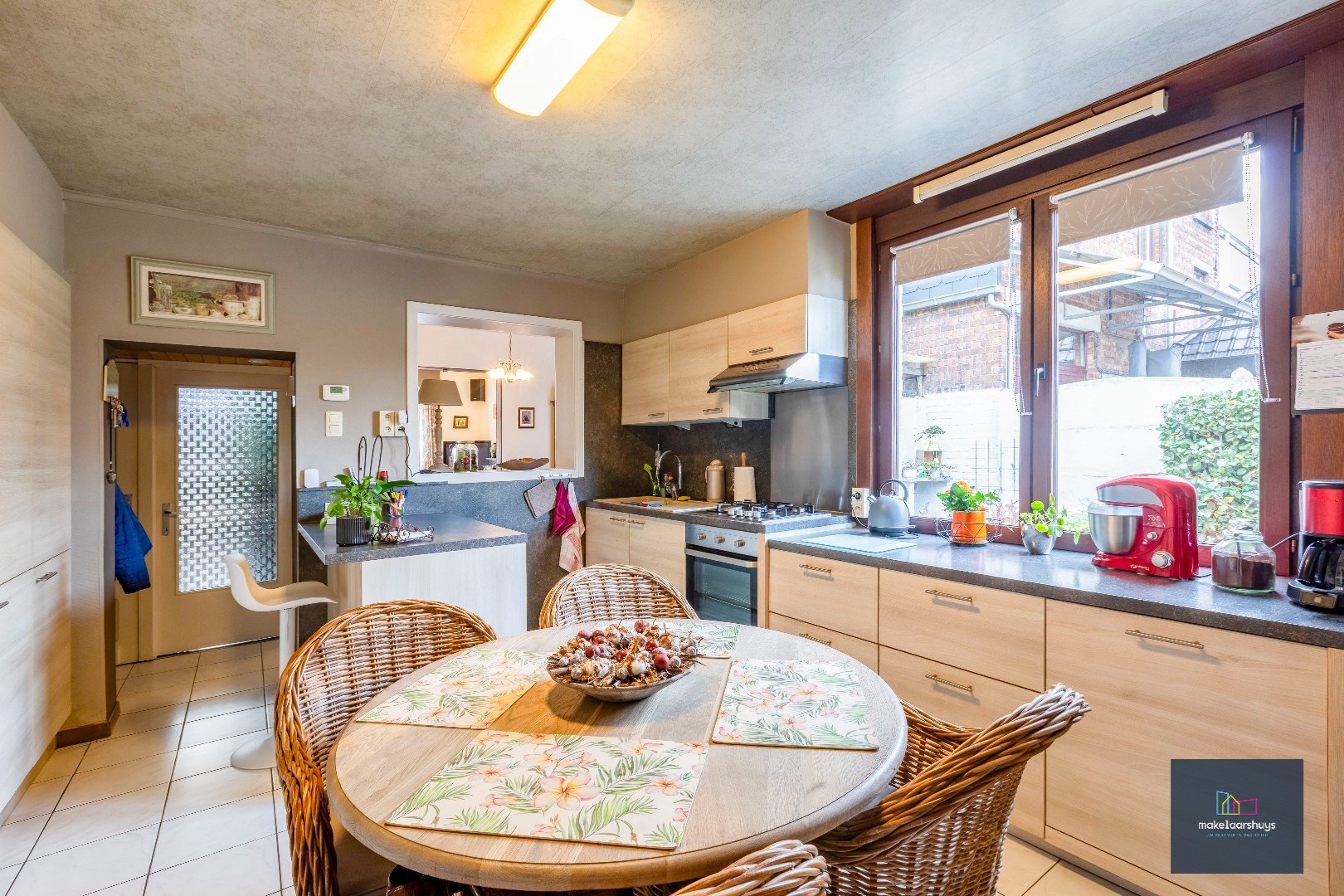 Verzorgde halfopen bebouwing met grote tuin en carport 