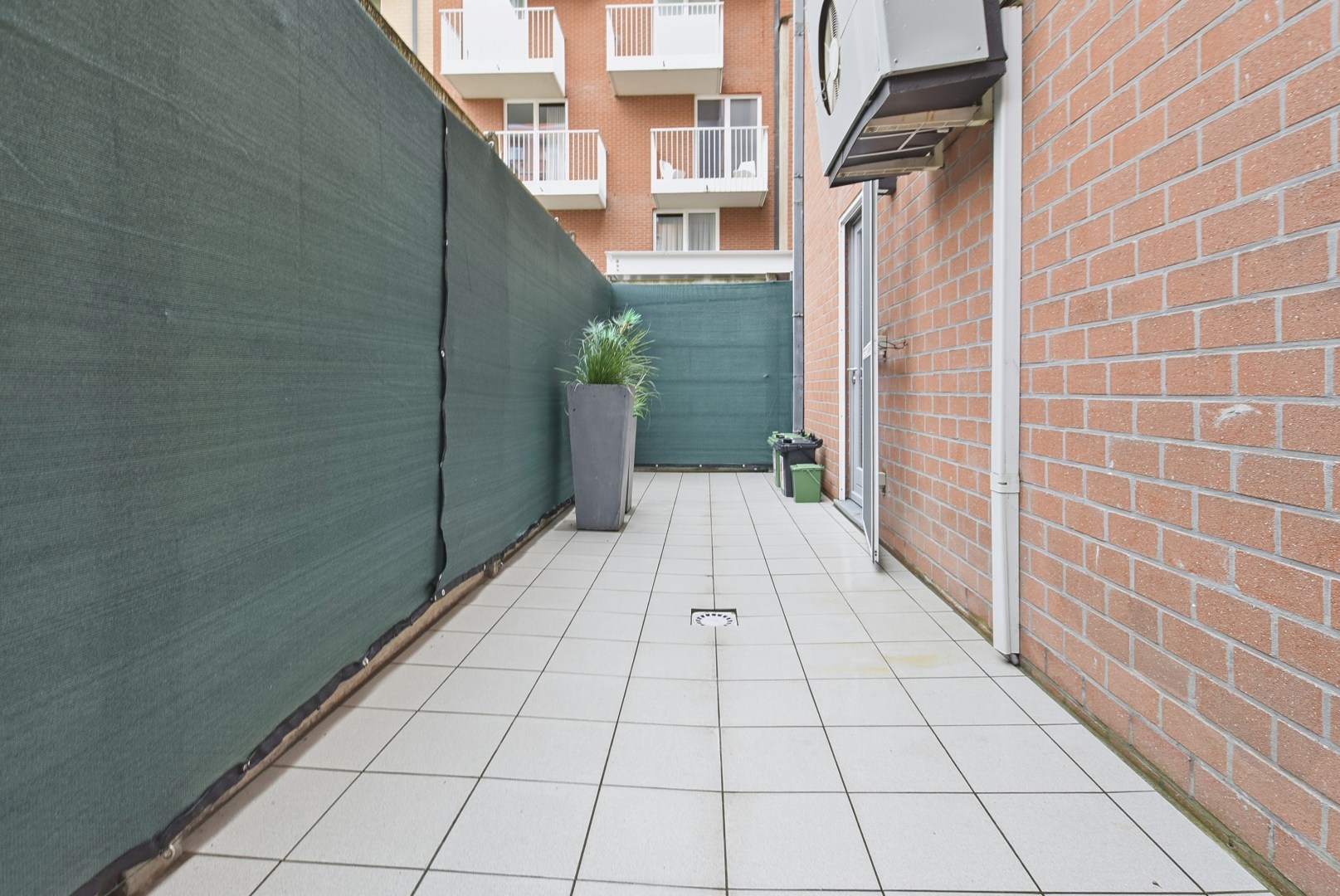 Prachtig onderhouden gelijkvloersappartement van maar liefst 175m² gelegen op 50m van het strand te Sint-Idesbald. 