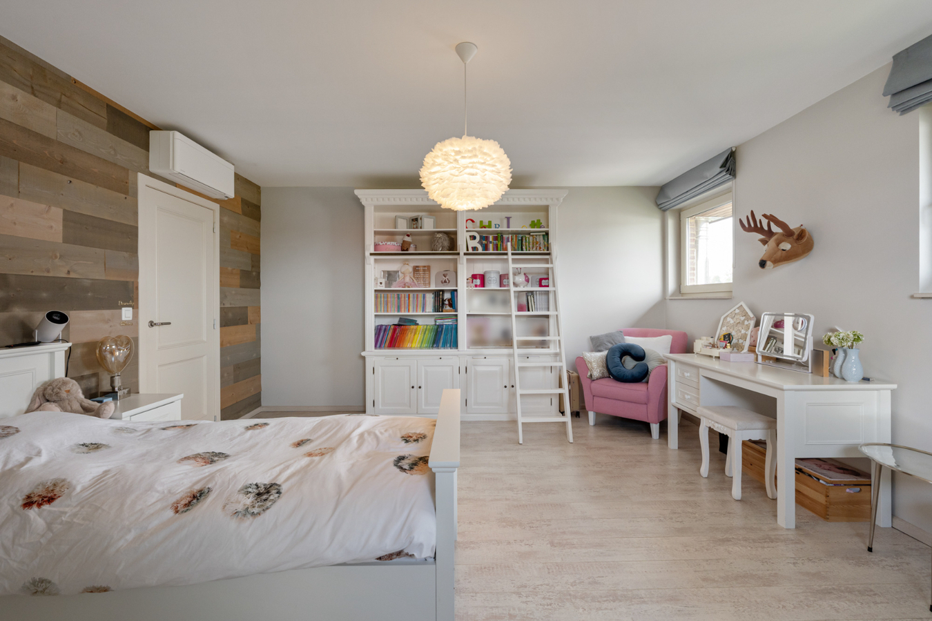 Stijlvolle villa in tijdloze pastorijstijl met zwembad en exclusieve tuinbeleving. 