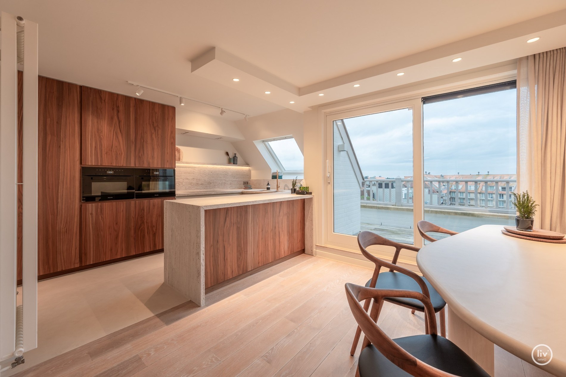 Magnifique appartement en duplex magnifiquement rénové, idéalement situé à proximité de l'église du Sacré-Cœur au cœur de Knokke. 