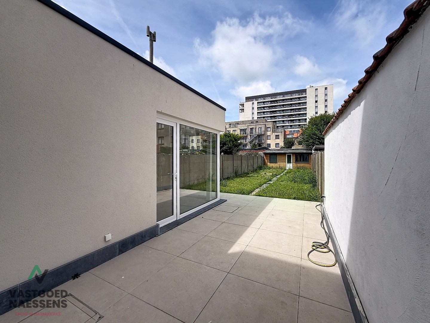 VOLLEDIG GERENOVEERDE 5 SLPK WONING – 2 BADKAMERS – ZONNIGE ZW-TUIN 