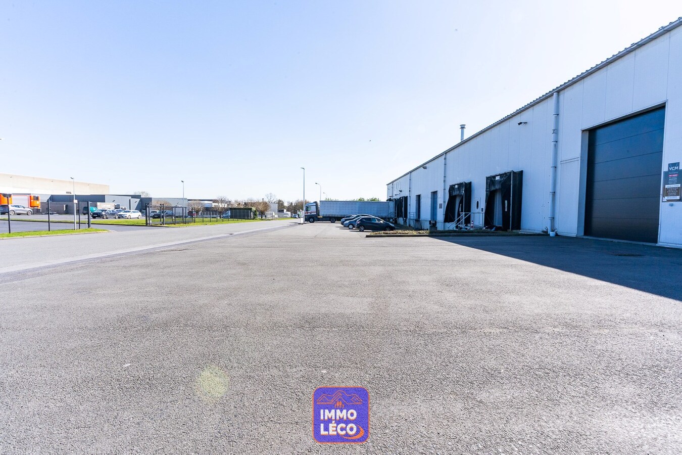 Bâtiment industriel de +/- 2000m² avec bureaux et parking, dans le zoning industriel ! 