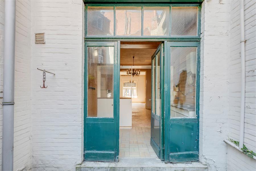 Te renoveren Art Deco herenwoning nabij station 