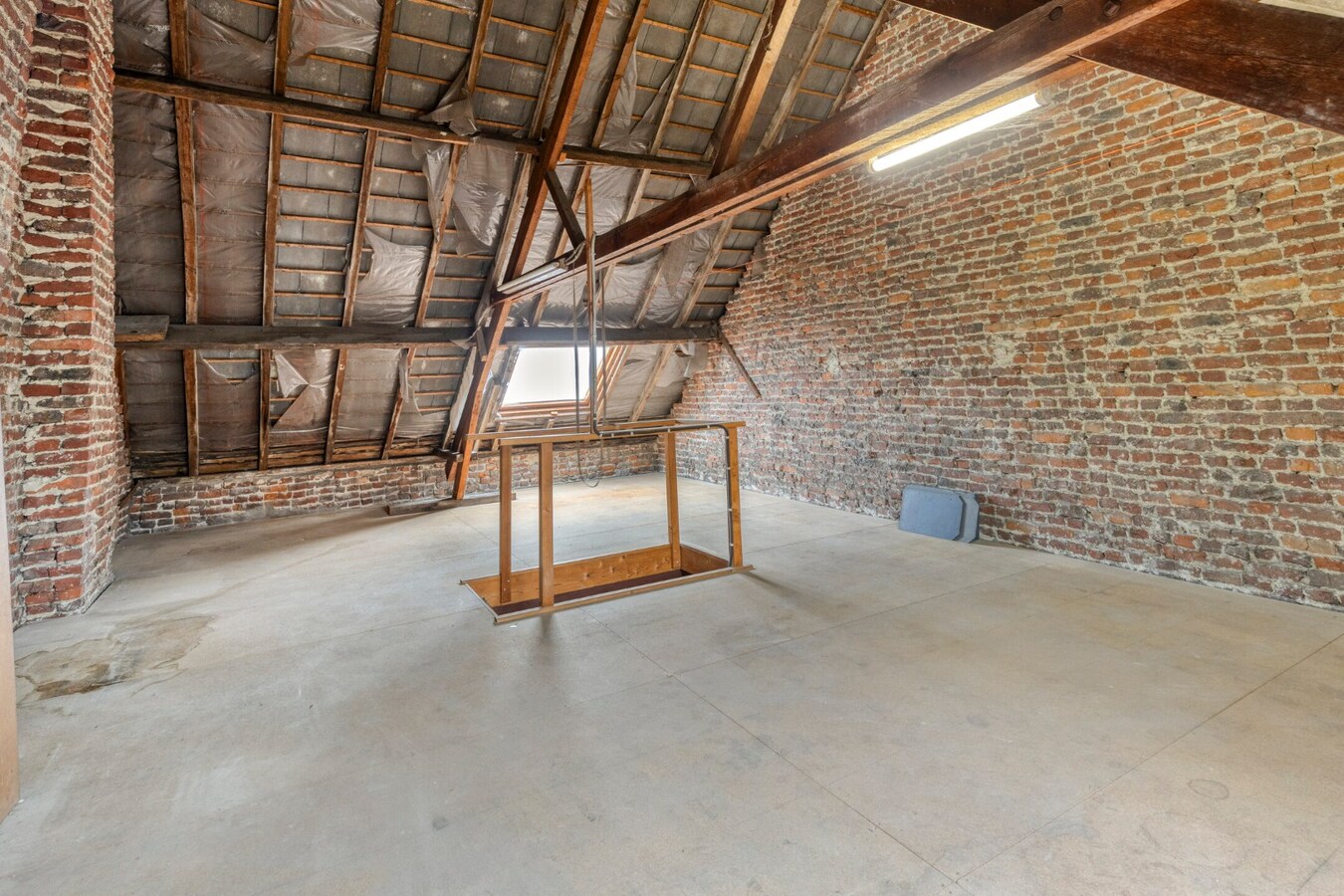Centraal gelegen woning met stadstuin en veel potentieel in Ronse 