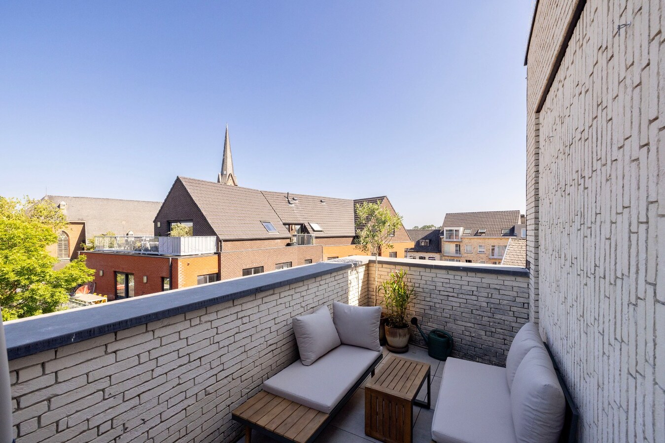 Instapklaar dakappartement met lift, 2 terrassen en parking 