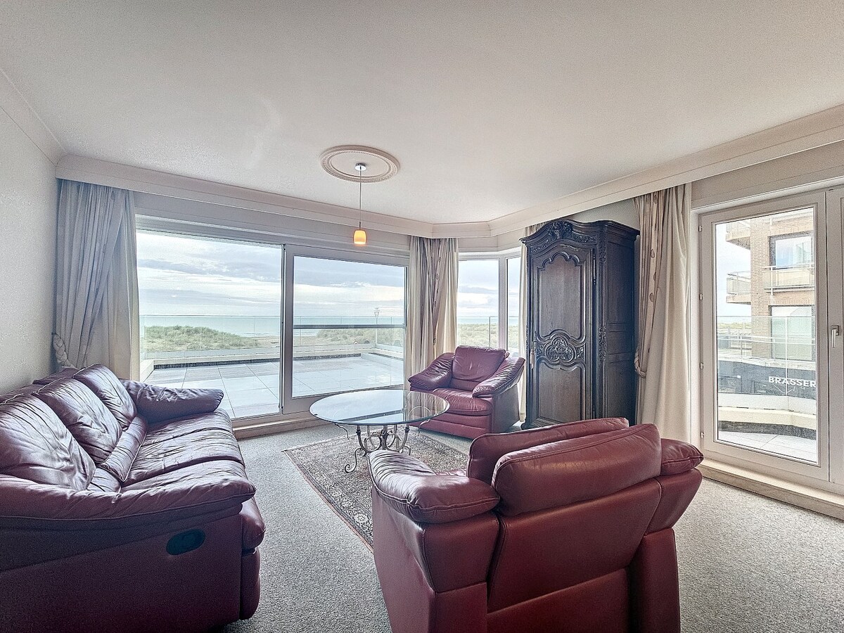 Appartement en angle unique avec une grande terrasse et vue sur la mer ! 