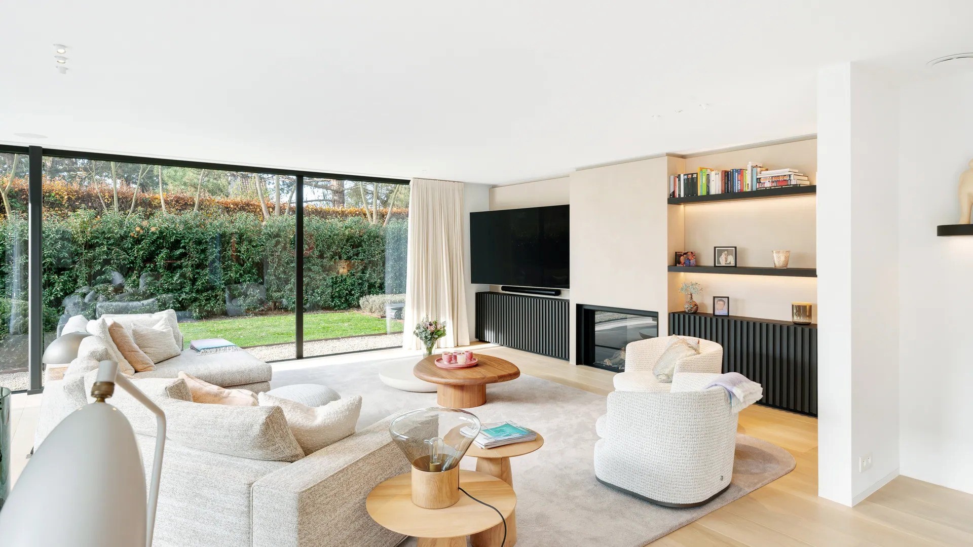 Prachtig vernieuwde koppelvilla rustig gelegen tussen Knokke centrum en Het Zoute met een perfecte Zuid-West oriëntatie. 