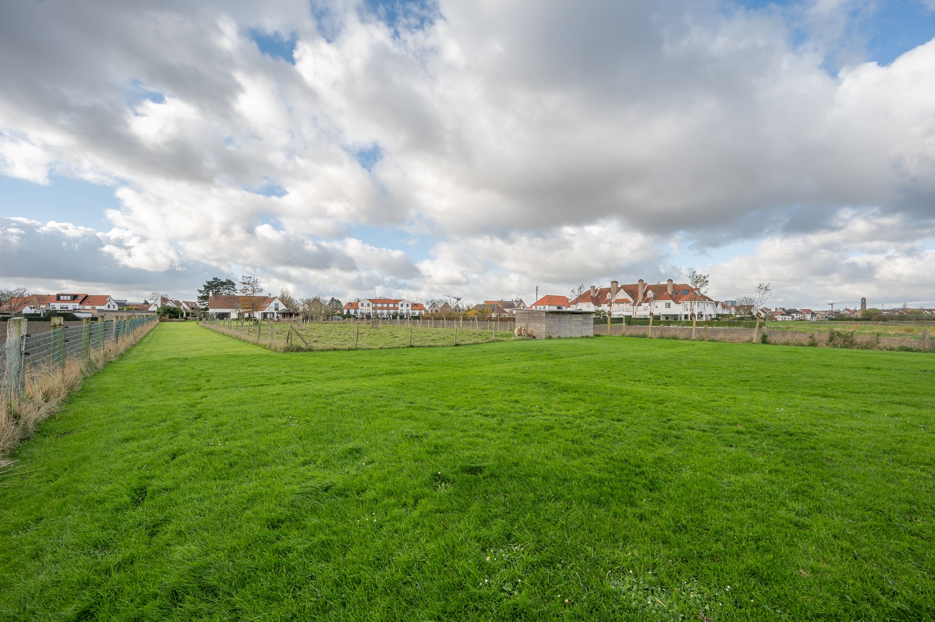 Propriété exceptionnelle et rénovée (5 510 m² de terrain) à proximité du centre de Knokke-Heist et bénéficiant d'une vue exceptionnelle sur les polders de Knokke. 