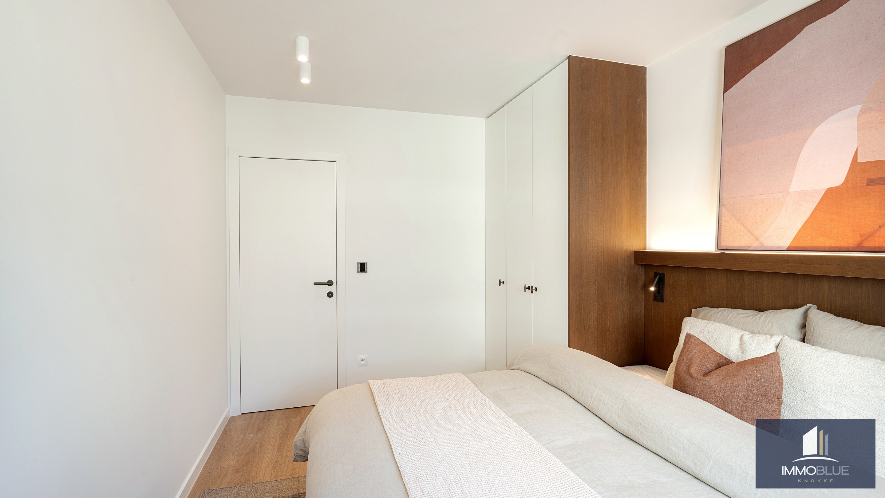 Uitzonderlijk hoekappartement, gelegen in de Zoutelaan, met een gevelbreedte van ca. 16 meter en biedt een open uitzicht op de Lippenslaan. 