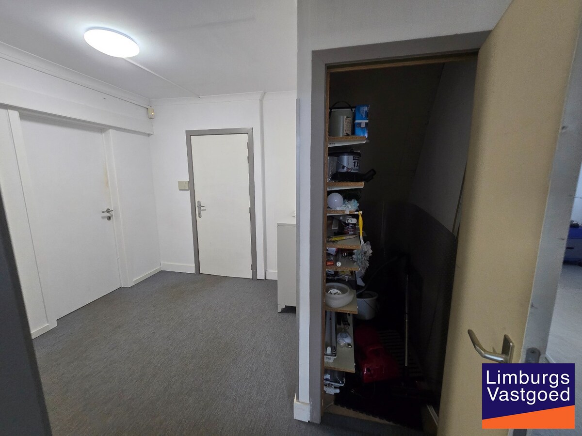 Gelijkvloerse kantoorruimte 108 m² met privé parkeerplaatsen 