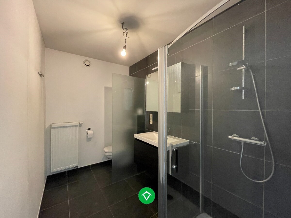 Rustig gelegen duplex appartement met 2 slaapkamers en autostaanplaats te Lichtervelde VRIJ 1/08/2026 