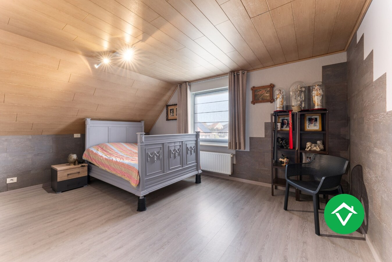 Ruime open bebouwing met 4 slaapkamers en 3 garages in Kortemark 