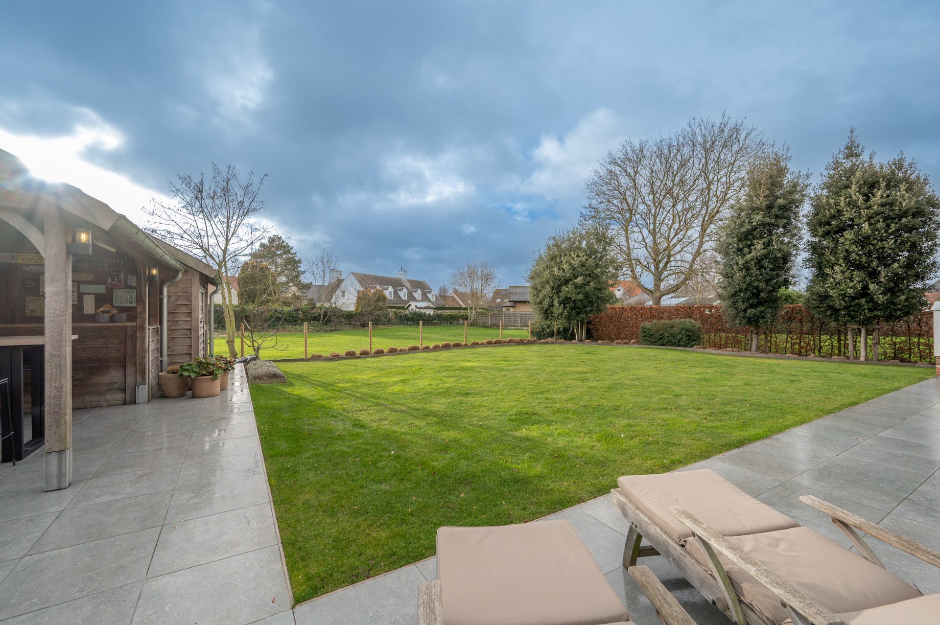 prachtig gerenoveerde alleenstaande villa geniet van een uitstekende centrale ligging, op slechts enkele minuten van het centrum van Knokke. 