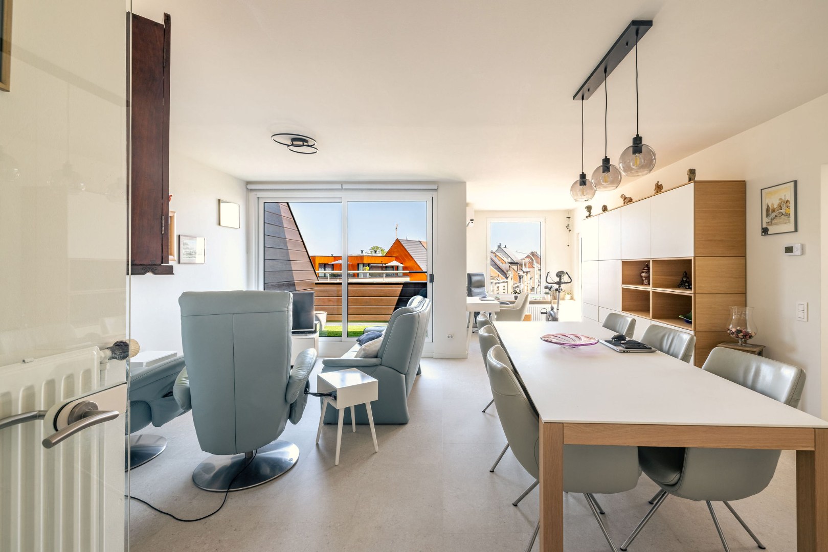 Ruim appartement met 2 slaapkamers, dubbele garage en twee terrassen te Aalst 