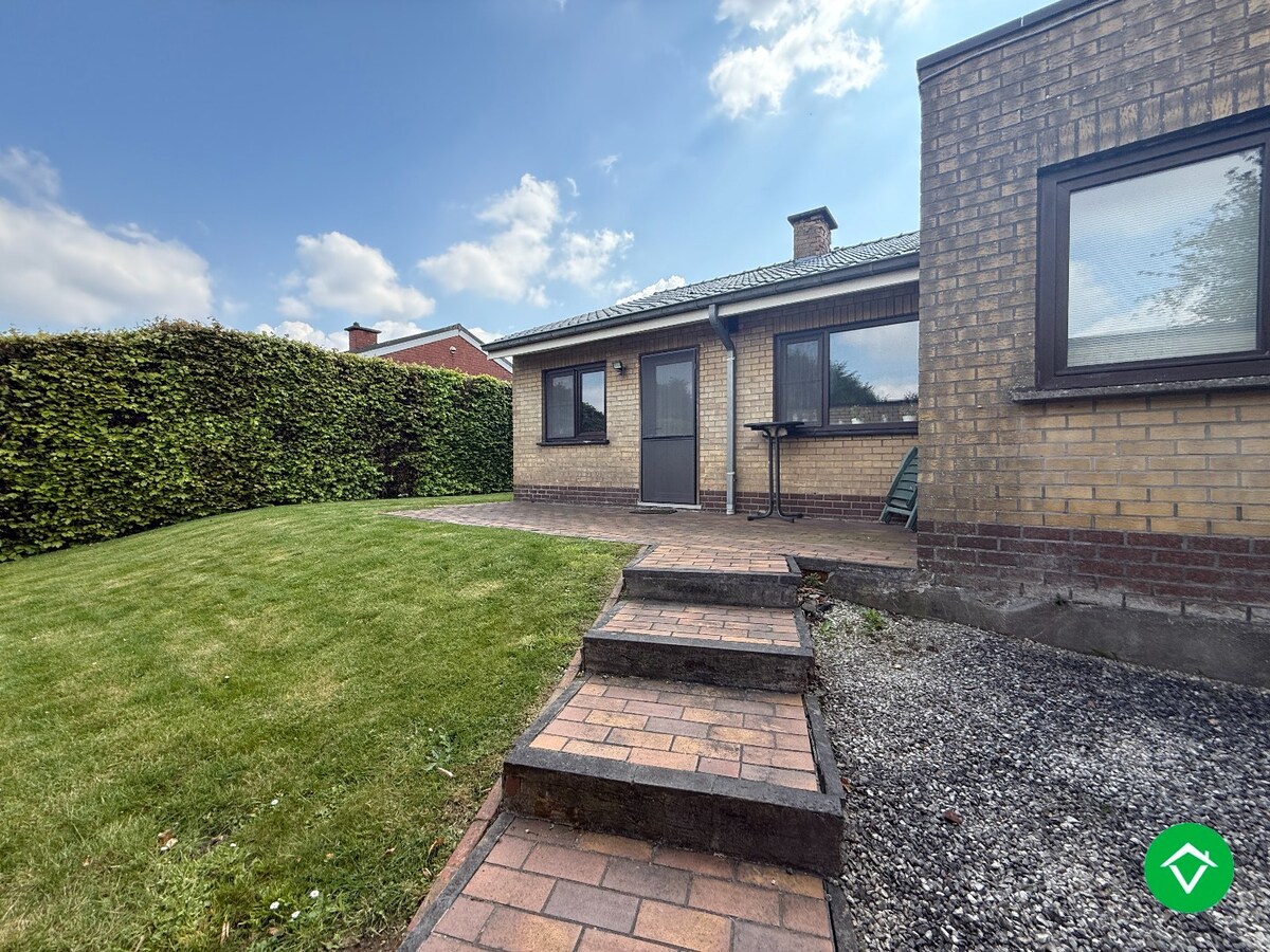 Rustig gelegen gelijkvloerse halfopen woning met 2 slpk's + dubbele garage 