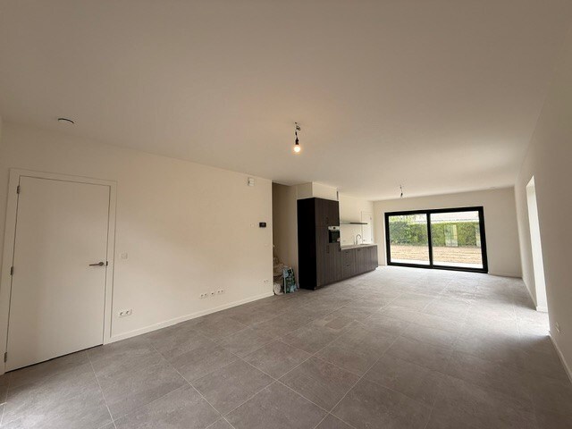 Halfopen nieuwbouwwoning met 4 slaapkamers gelegen te Opitter. 