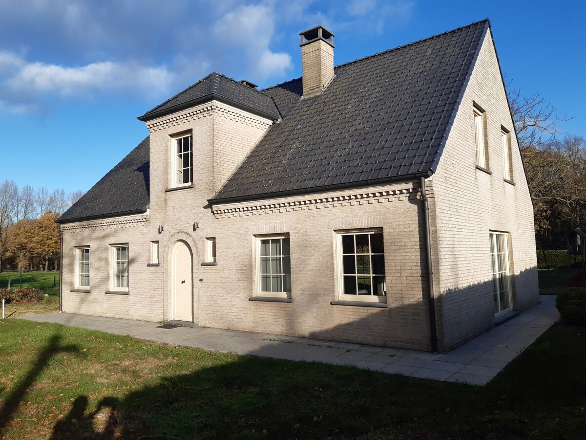 Uitzonderlijk gelegen villa. 