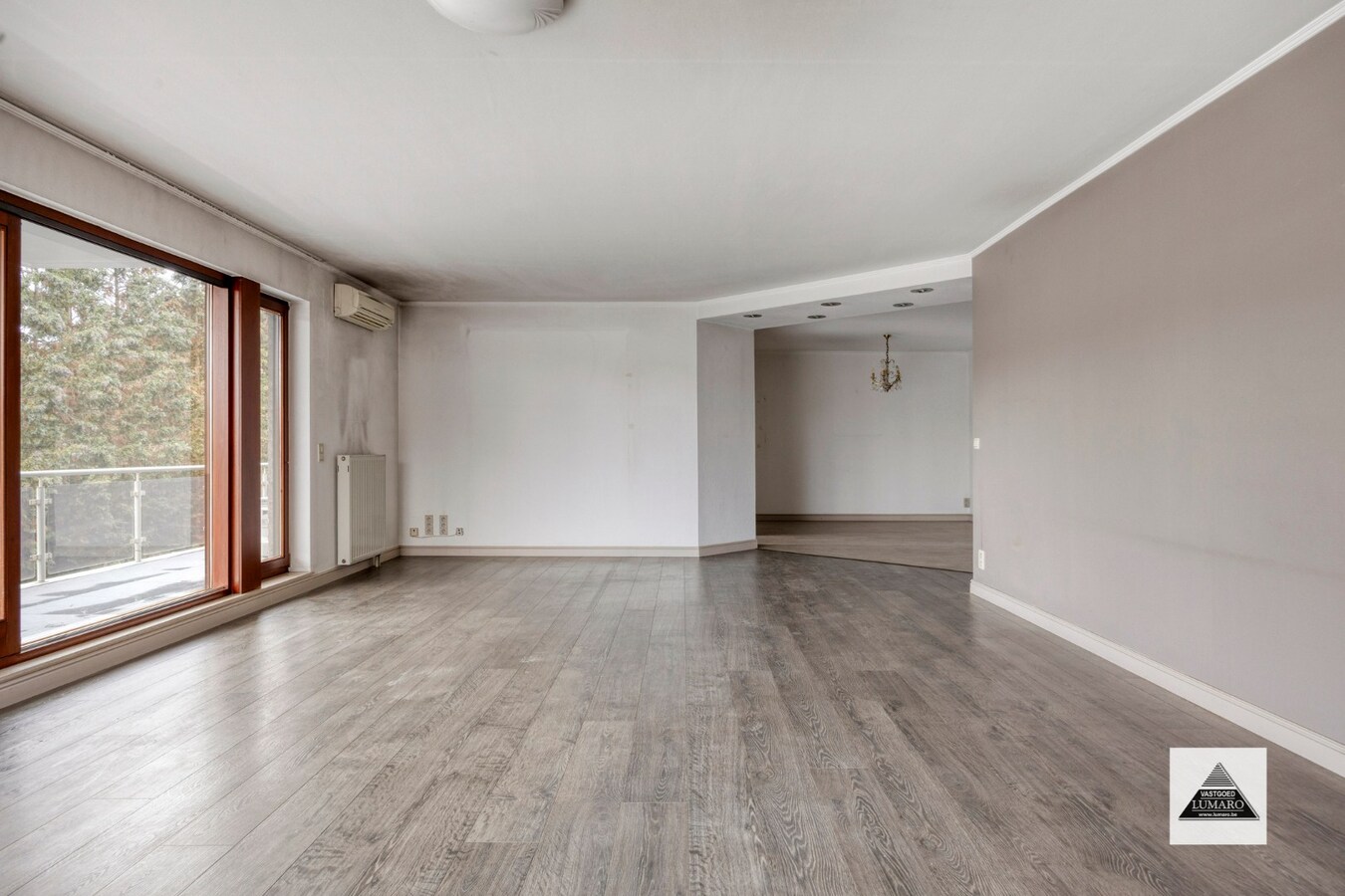Appartement (175 m²) met 3 slaapkamers, terras (25 m²), 2 badk., 2 garages, berging. 1e verdiep (lift). 
