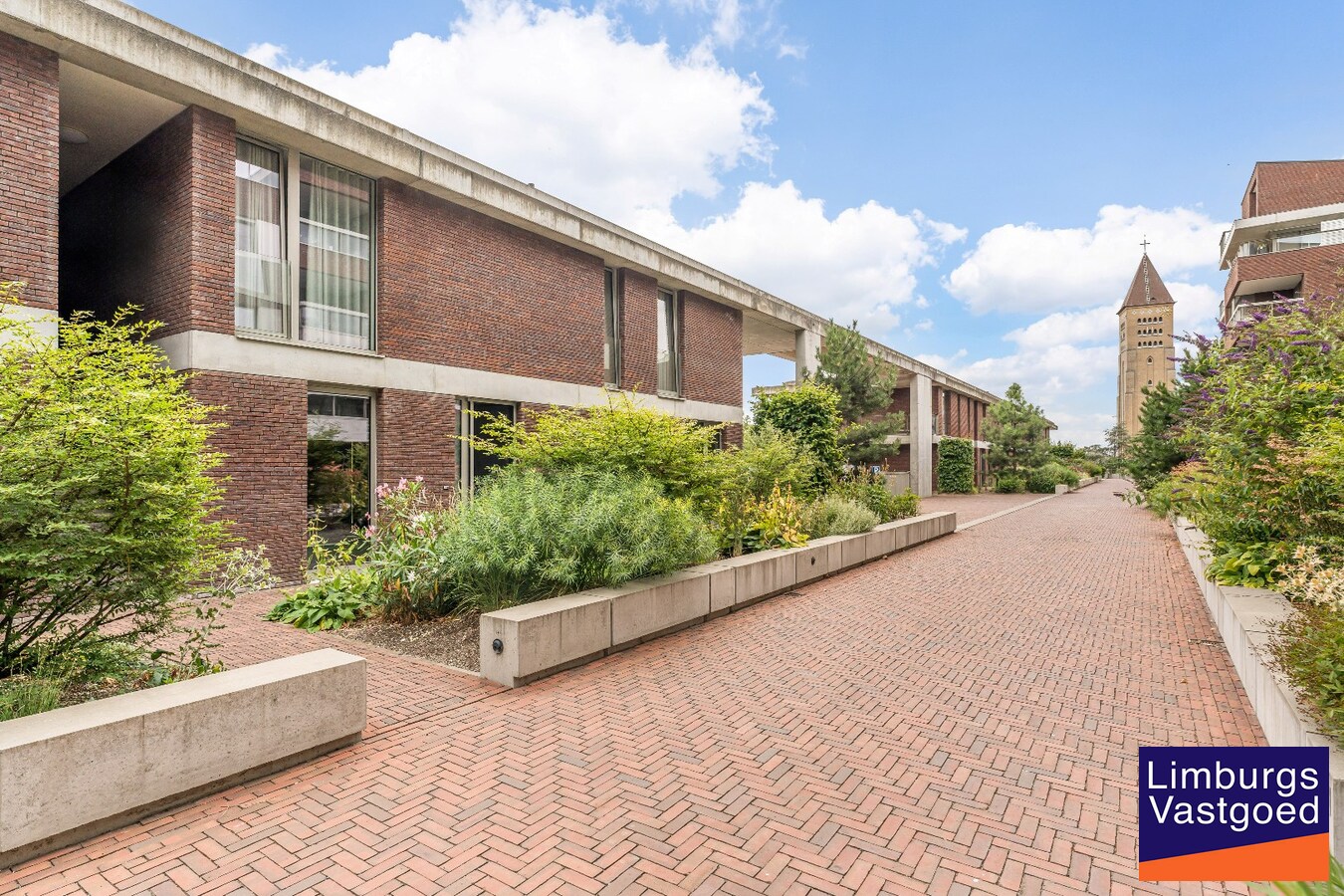 Exclusief gelijkvloers appartement met ruime terrassen, 2 slpk, extra brede autostaanplaats, centrum Genk 