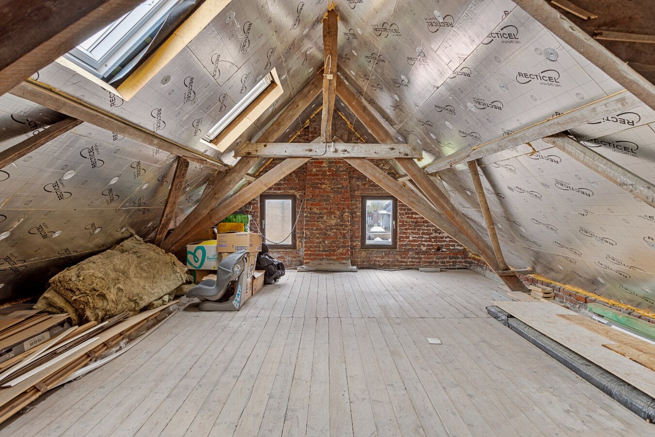 Instapklare ruime woning met praktijkruimte 