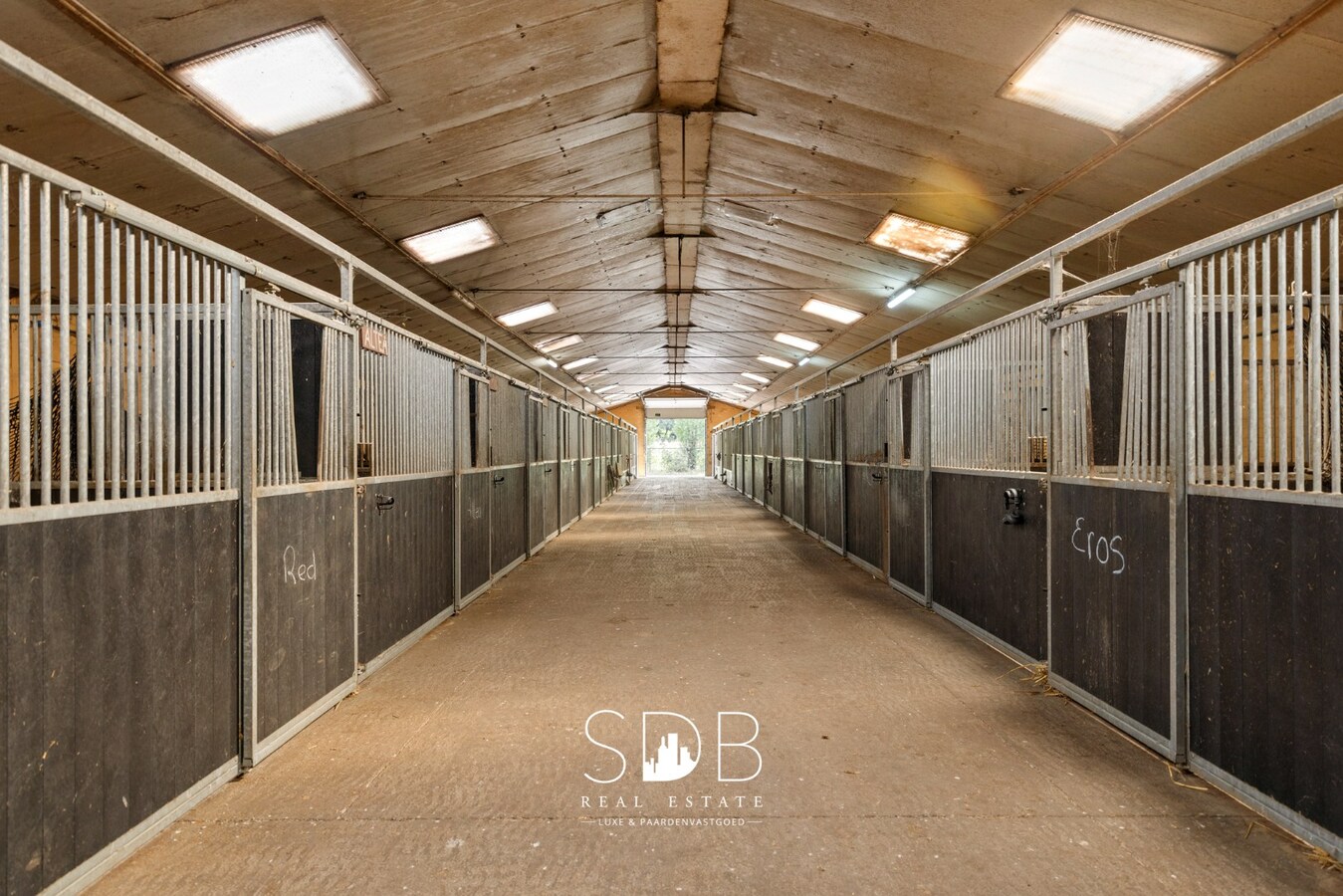 Boerderij met paardenfaciliteiten en graslanden op 14.490m² 