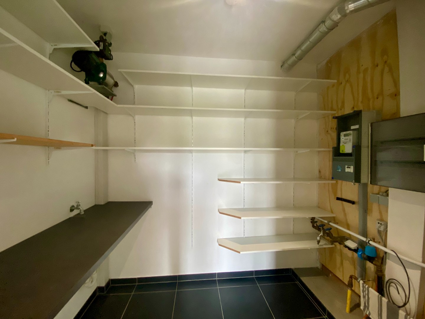 Ruime en recente halfopen bebouwing met 3 slaapkamers, carport en ruime tuin 