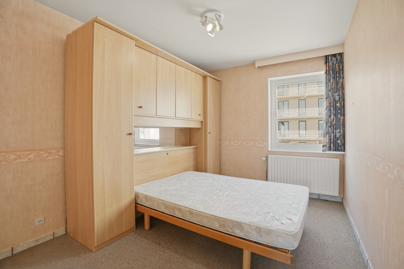Op te frissen 2-slaapkamerappartement (73m²) te Koksijde Sint-Idesbald. 