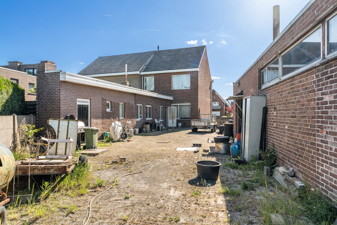 Halfvrijstaande woning op een perceel van 17a30ca met grote werkplaats van maar liefst 110 vierkante meter! 