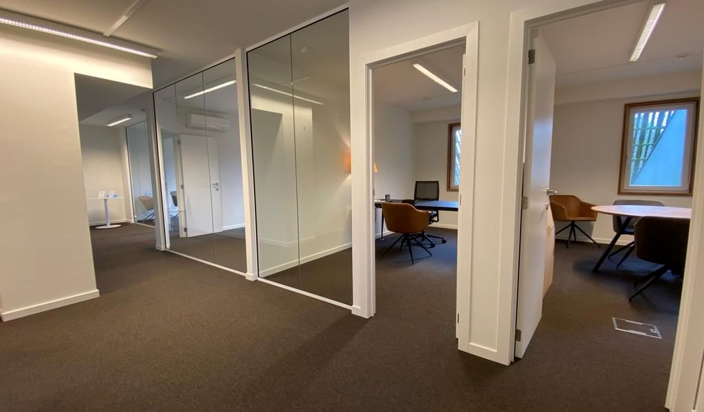 Ingedeelde kantoorruimte te huur aan oprit E40 in Sint-Denijs-Westrem