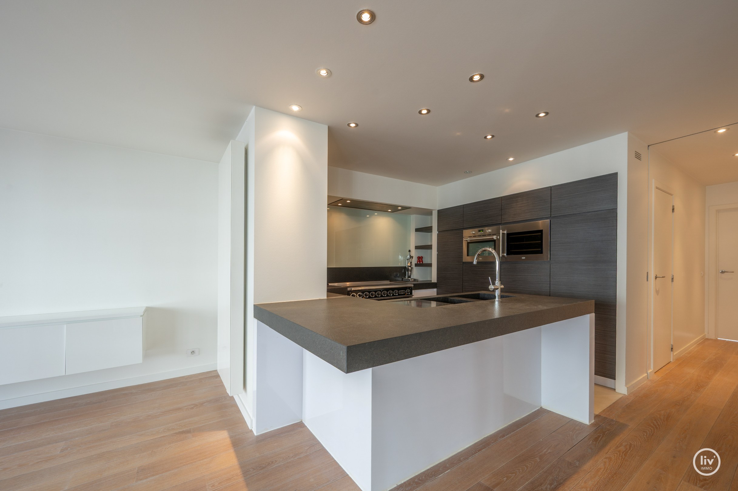 Appartement exceptionnellement spacieux avec une largeur de façade exceptionnelle et une superficie totale de 163 m², idéalement situé sur l'avenue Dumortier à Knokke. 