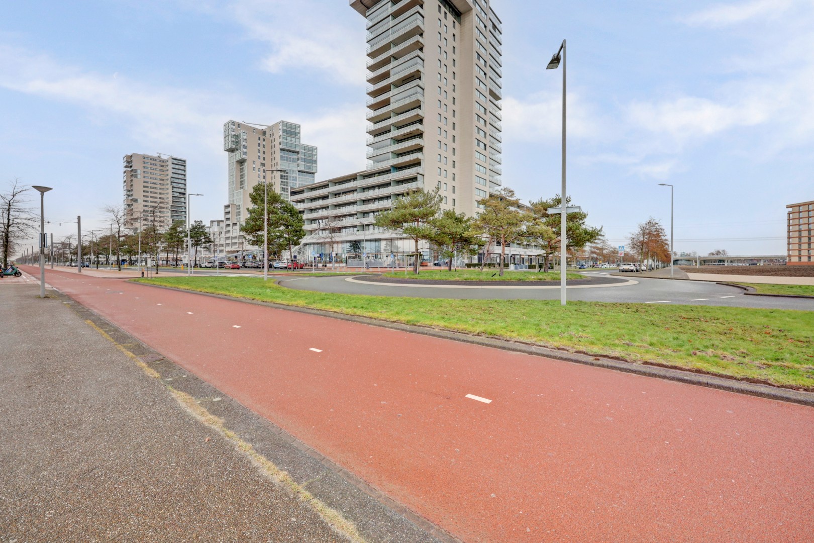 In de jonge woonwijk Nesselande in deelplan Haag en Park gelegen 5 kamer tussenwoning met houten berging en parkeerplaats op 131 m² eigen grond. 