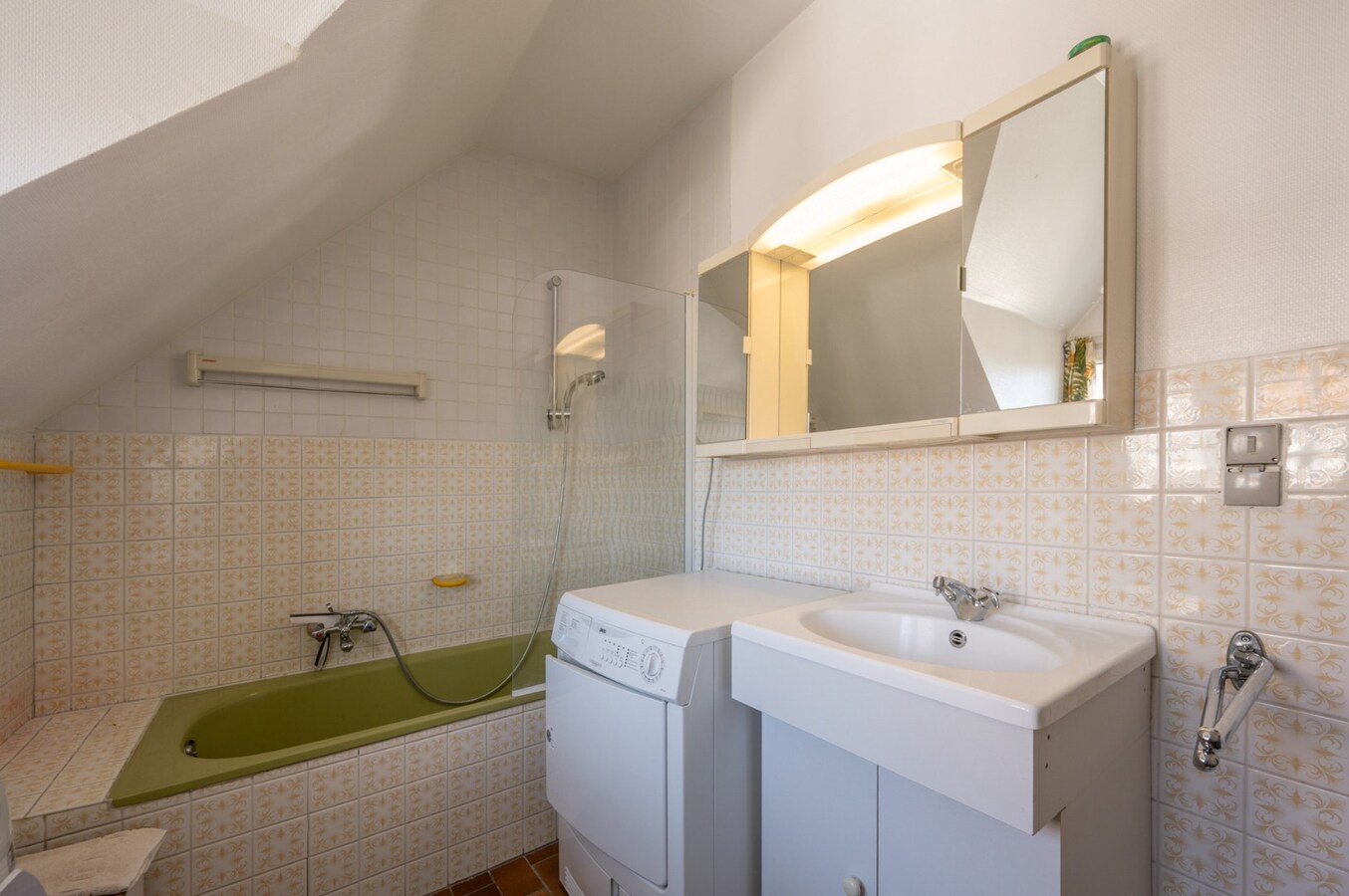 Villa in eclectische stijl met garage en staanplaatsen in het hart van Duinbergen 