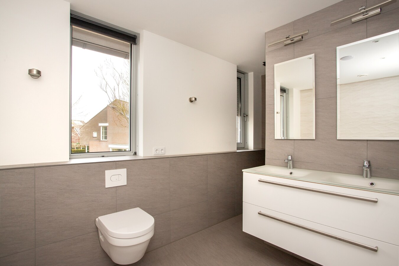 Moderne hoekwoning uit 2016 gelegen in een jonge en kindvriendelijke woonwijk in Lage Mierde. 