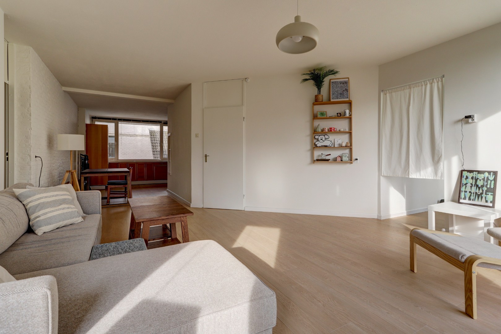 Ruime 4- (voorheen 5) kamer woning op 1e etage met riant terras van 45 m² en een berging en overdekte parkeerplaats op begane grond. 