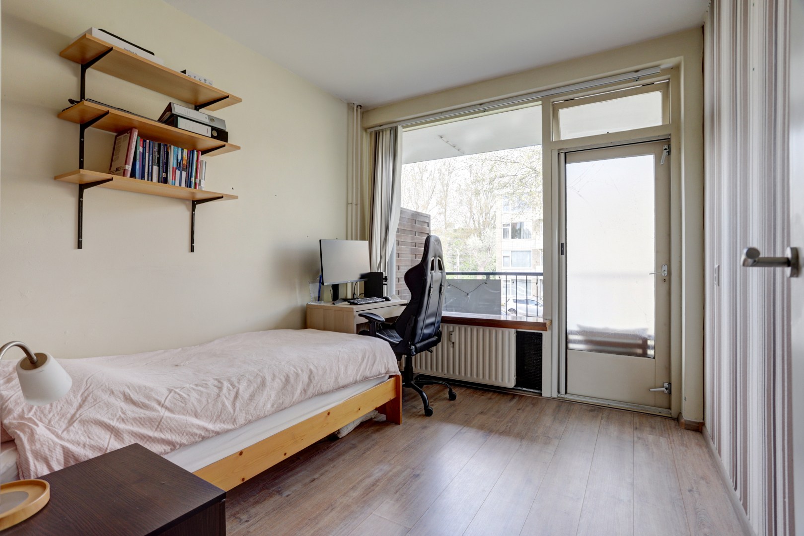 Instapklaar 3-kamer appartement op de 1e verdieping met keurige keuken en badkamer, 2 balkons, berging in de onderbouw en is gelegen op eigen grond. 
