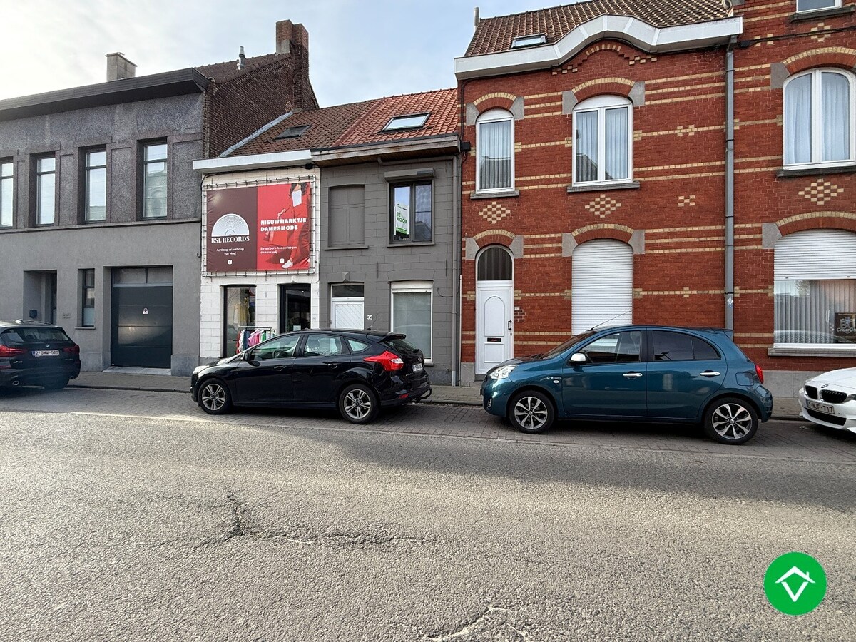 Op te frissen rijwoning met 3 slaapkamers in centrum Roeselare 