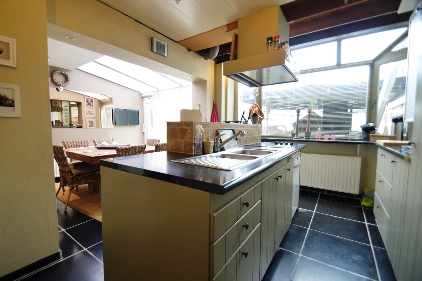 Mooie woning met hangar en ingericht appartement - Duinbergen 