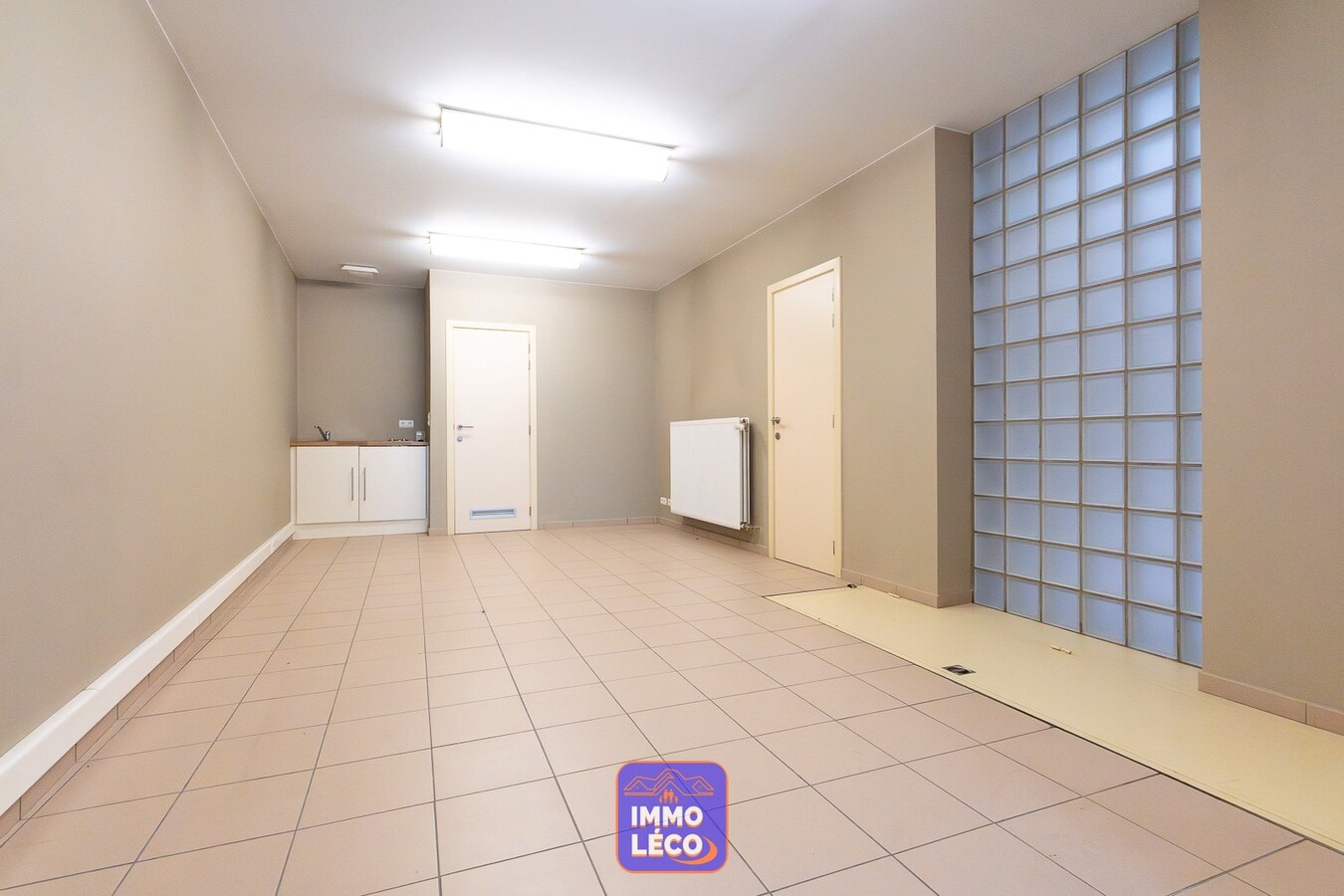 Immeuble avec un bureau et un appartement 2 chambres. IDEAL INVEST 
