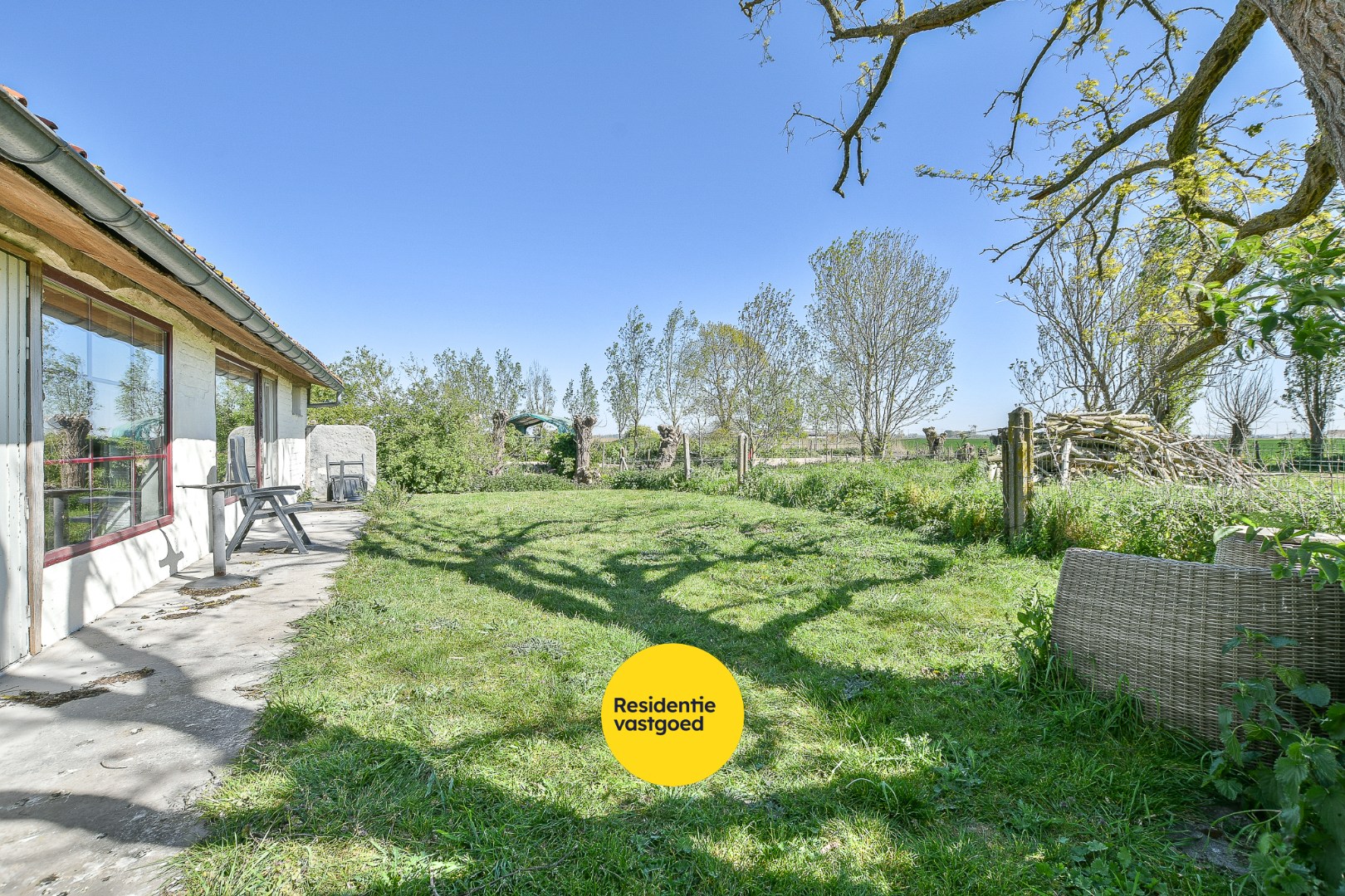 Authentieke hoeve met bouwland, stallen en bijgebouwen op unieke landelijke ligging tussen De Haan en Nieuwmunster 
