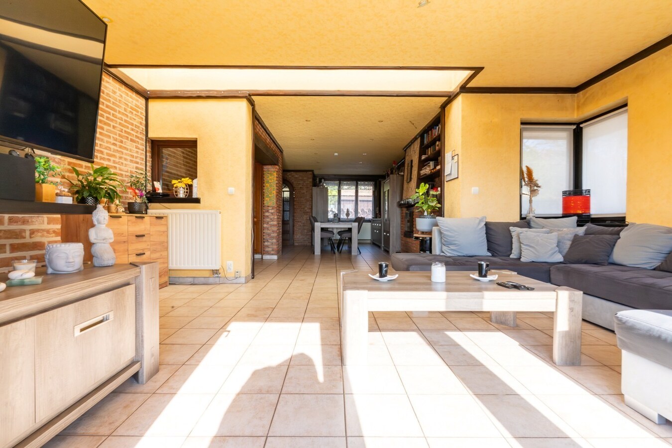3 façades érigée sur 875m² avec terrain à bâtir, parking privé, double garage. 