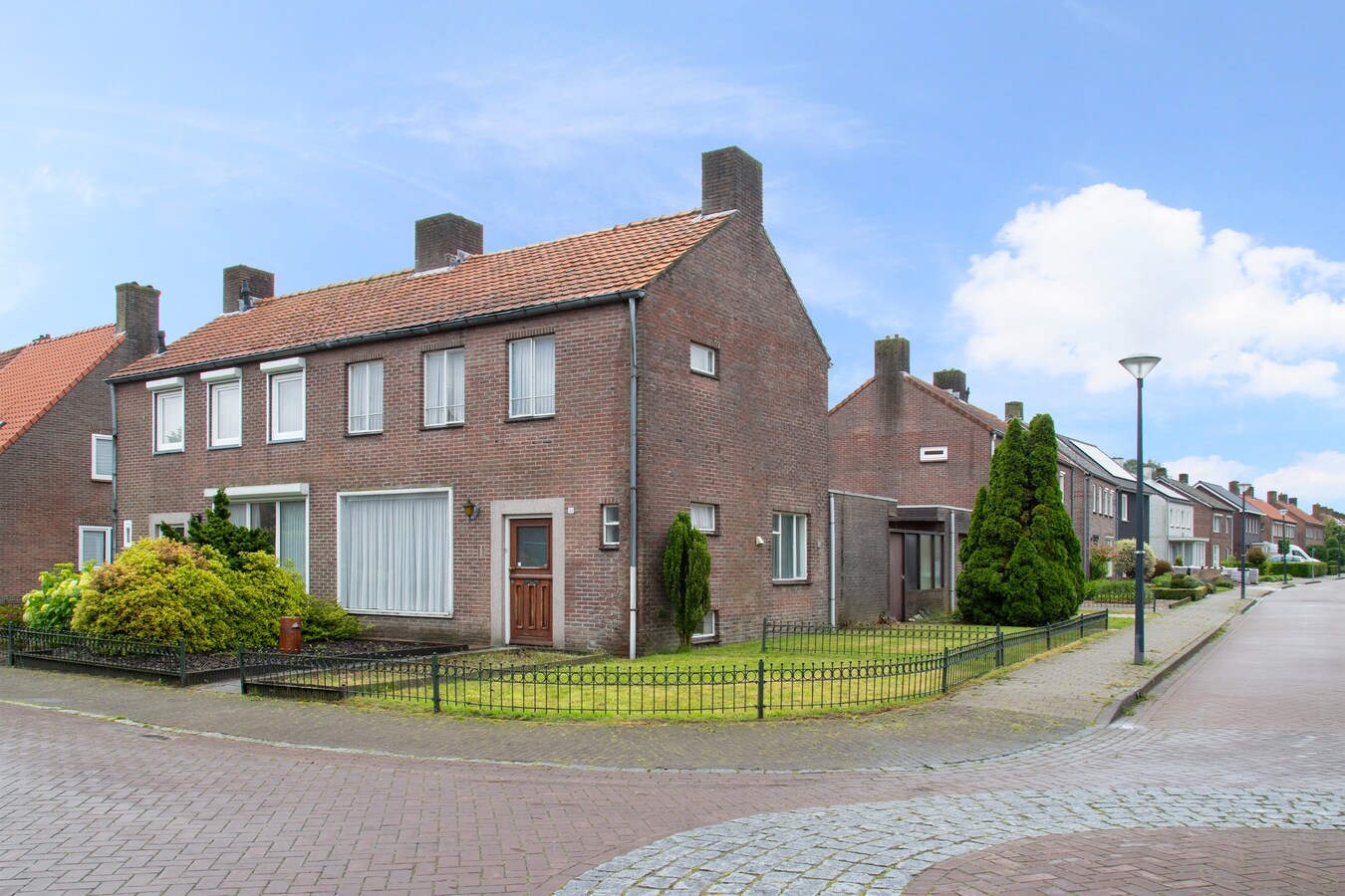 Tweekapper met vrijstaande garage en inrit gelegen op een hoekperceel in Reusel. 