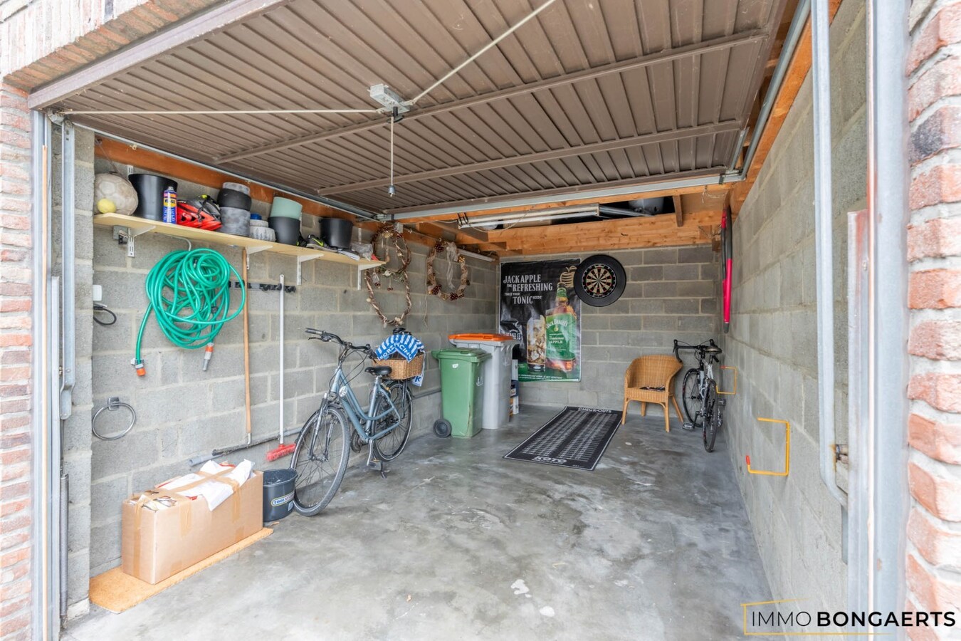 Ruim appartement met 3 slaapkamers en garage. 