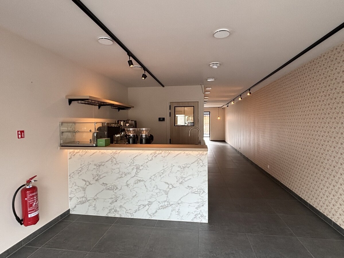 Instapklaar handelsgelijksvloers 90 m² met ruim terras  in het centrum Sint-Antonius naast Bpost. 